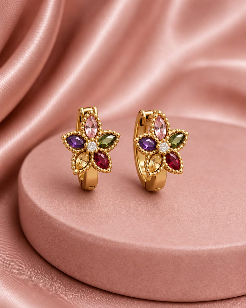 Créoles Fleur Impériale – Vue sur socle rose