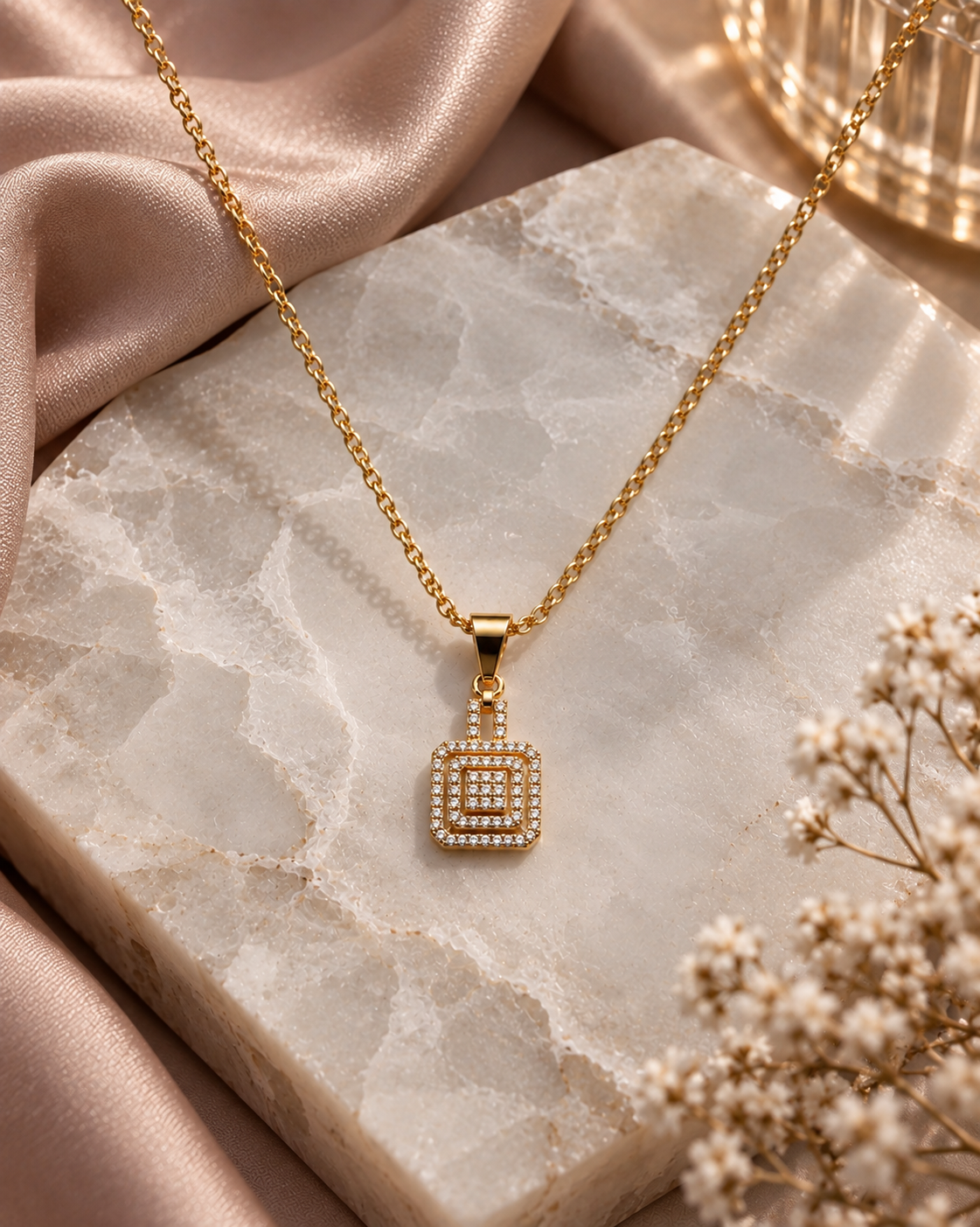 Collier Halo Royal – Sur marbre rose rosé