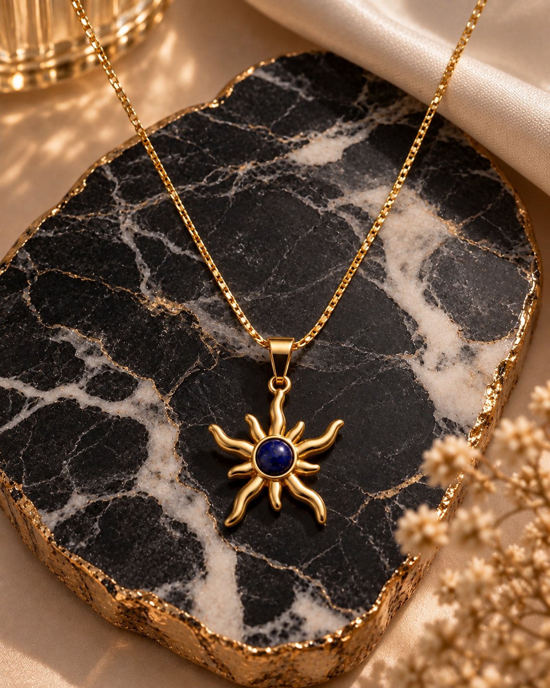 Collier Solstice Azur – Sur marbre noir doré
