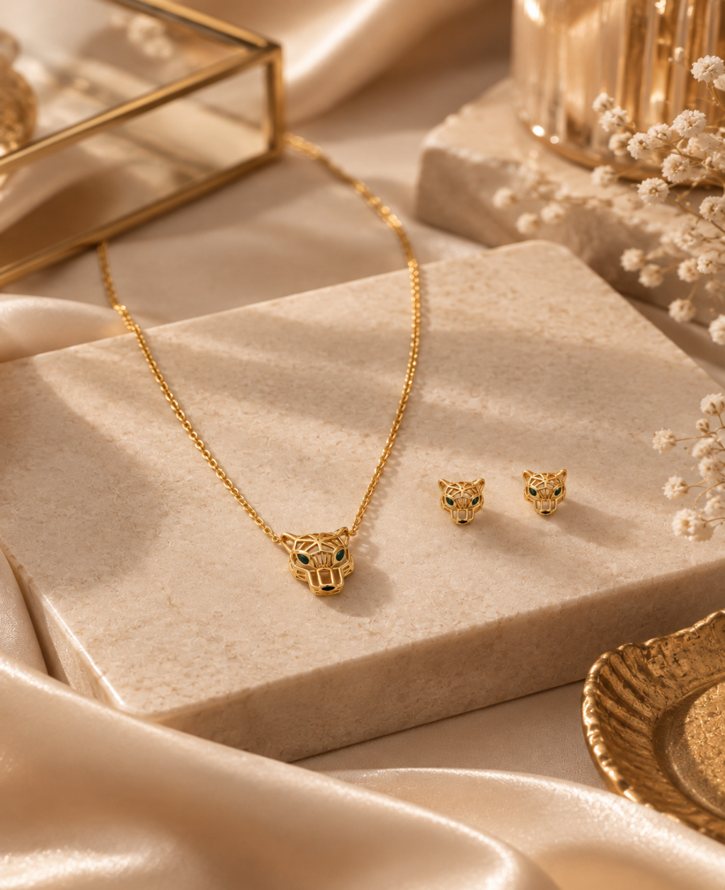Collier et boucles d’oreilles Panthère Émeraude sur présentoir