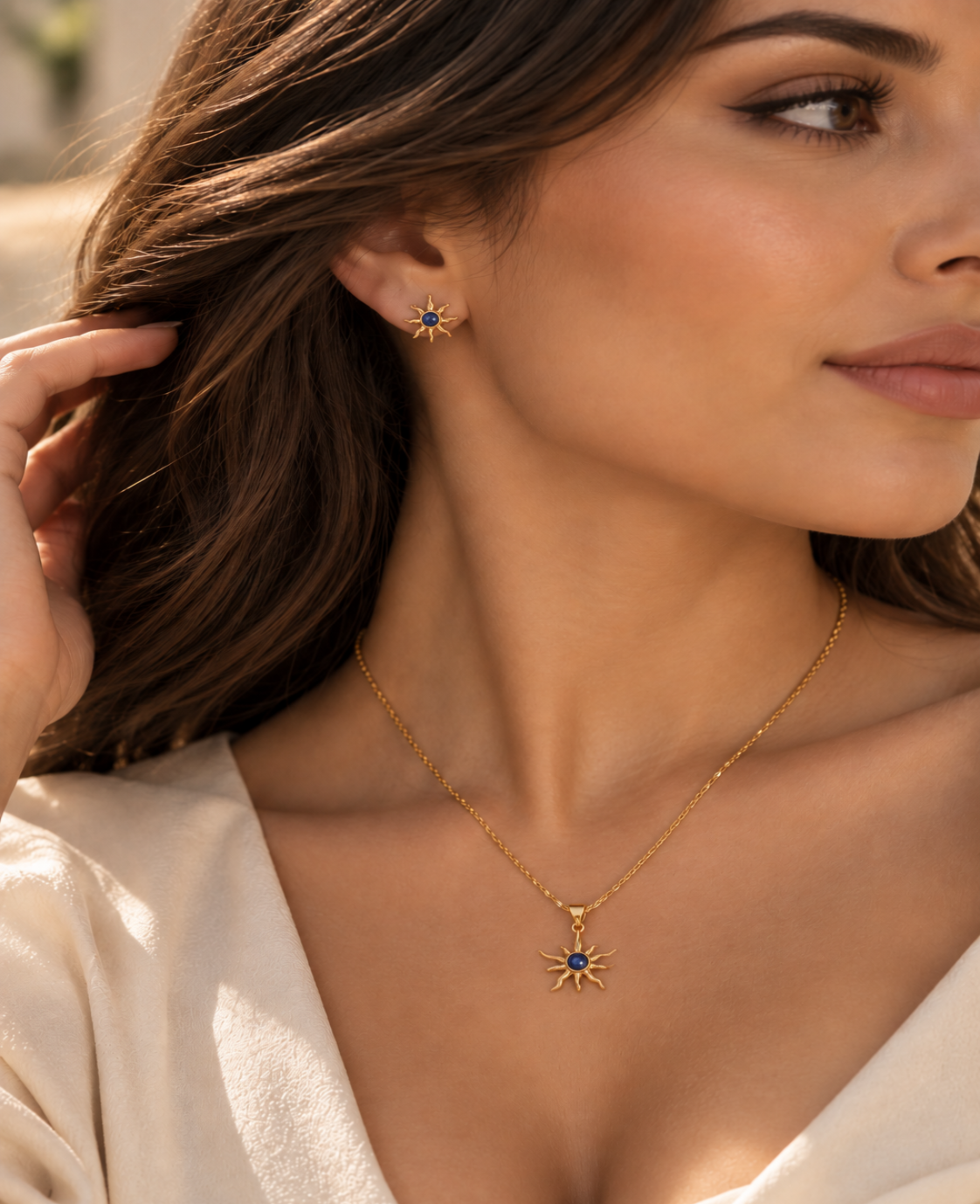 Modèle portant le collier et les boucles d’oreilles Ensemble Solstice Azur