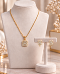 Modèle portant le collier et les boucles d’oreilles Ensemble Halo Royal